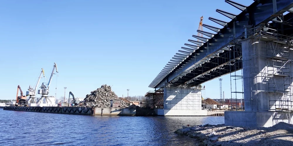 Путепровод ведет в порт.