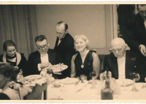 3. Latvijas ārstu un zobārstu kongresa svinīgais mielasts 1932. gadā Rīgā. Fotogrāfs nav zināms. No kreisās puses: zobārste Lūcija Sniķers, Pēteris Sniķers, Elga Raiska (dz. Žubecka), profesors Jēkabs Alksnis. Foto no pētnieka Mārtiņa Vespera arhīva.