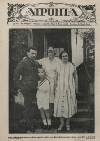 Latvijas armijas Sanitārās pārvaldes priekšnieks ģenerālis Pēteris Sniķers ar dzīvesbiedri Lūciju, audžumeitu Elgu Žubecku un dēlu Alfu 1926. gadā. Fotogrāfs J. Otenbers. Publicēts žurnālā Atpūta Nr. 98 (17.09.1926.).