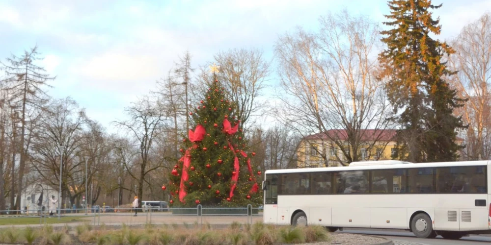 Valmieras novadā svētkos un skolēnu brīvlaikā mainīsies autobusu kustība. 