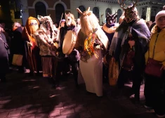 FOTO: maskots gājiens, ugunskurs un danči: Rīgā nosvinēti ziemas saulgrieži
