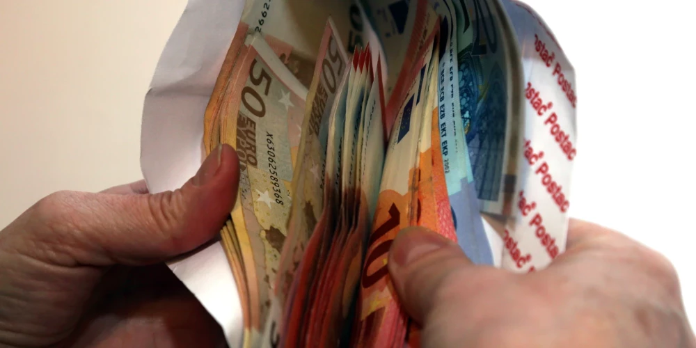 Par mēģinājumu izmānīt 25 000 eiro kukuli apcietināts krāpnieks Ronalds Alpe.