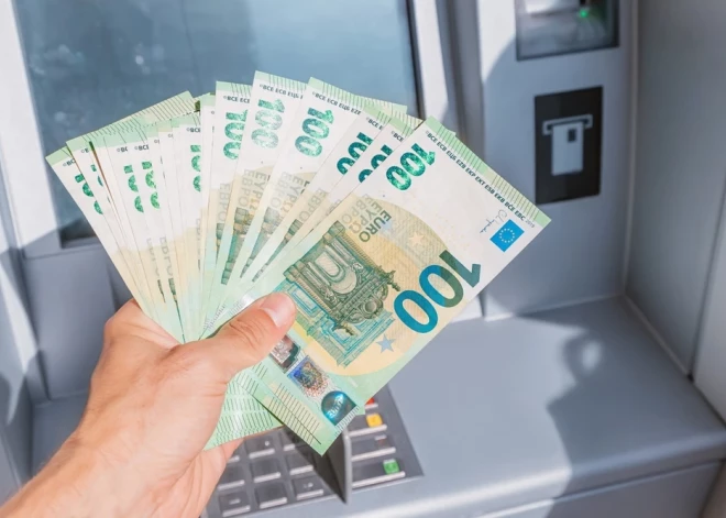 В Латвии с 1 января 2026 года меняются минимальная зарплата, пенсии и пособия: главное в одном списке