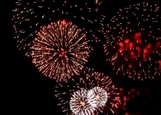 Полиция ночью будет следить за пиротехникой. Рижане тоже могут фиксировать нарушения и сообщать куда надо