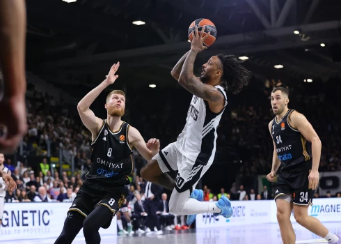 Latvijas basketbolisti Dāvis Bertāns un Ronalds Šmits piektdien guva attiecīgi 11 un 12 punktus ULEB Eirolīgas 17. kārtas mačā. 