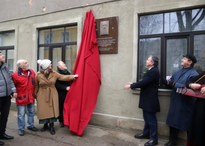 Āgenskalnā atklāj atjaunotu piemiņas plāksni Krišjānim Baronam.