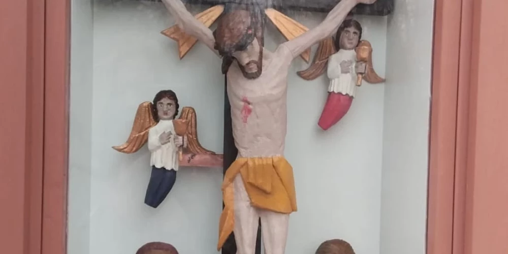 Dūru kapsētā Gudenieku pagastā noslēgusies kapelas ar svēto skulptūrām restaurācijas darbi, kuri ilga pusgadu.