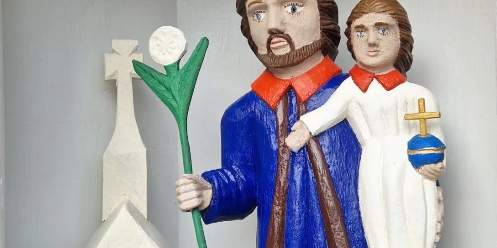 Dūru kapsētā Gudenieku pagastā restaurētas koka skulptūras, kuras veidotas vairāk nekā pirms pusgadsimta.