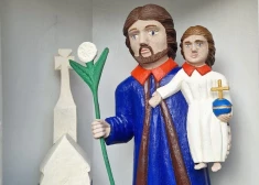 Dūru kapos restaurēts valsts nozīmes piemineklis – svēto koka skulptūras. FOTO