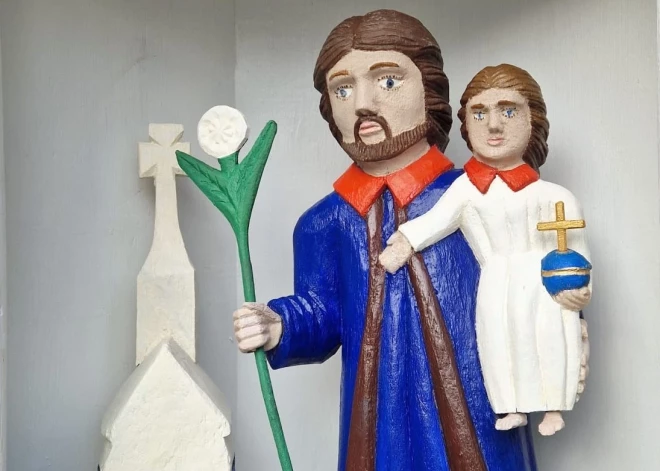 Dūru kapos restaurēts valsts nozīmes piemineklis – svēto koka skulptūras. FOTO