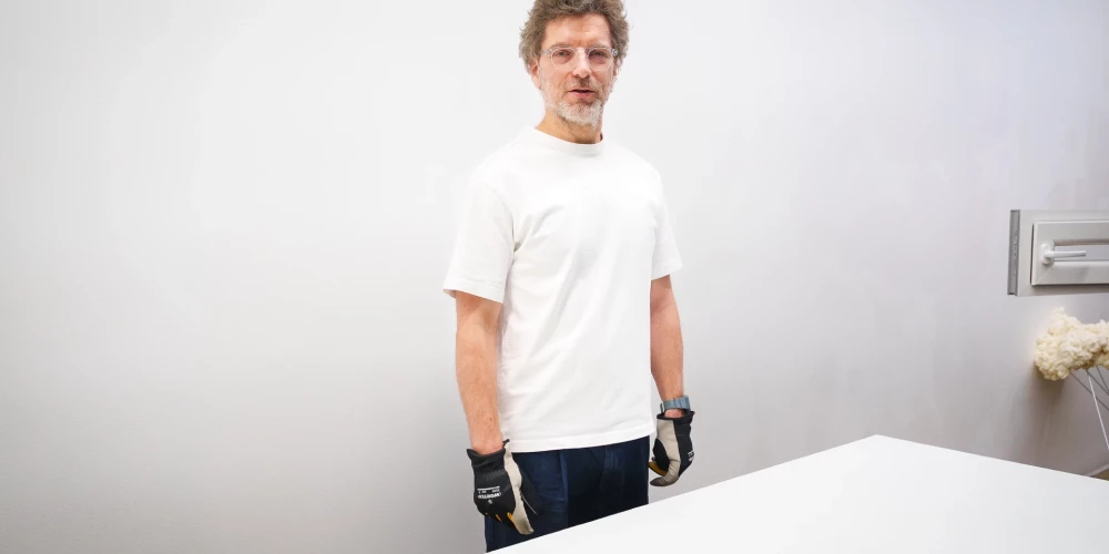 No 21. oktobra līdz 19. decembrim Rīgā galerijā AALMA bija apskatāma Kriša Salmaņa izstāde "Apvāršņi", kur mākslinieks apkopojis pilsētas dzīves novērojumus, pārvēršot tos deviņos priekšmetos un vienā sveramā gleznā.