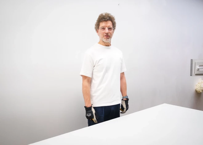 No 21. oktobra līdz 19. decembrim Rīgā galerijā AALMA bija apskatāma Kriša Salmaņa izstāde "Apvāršņi", kur mākslinieks apkopojis pilsētas dzīves novērojumus, pārvēršot tos deviņos priekšmetos un vienā sveramā gleznā.