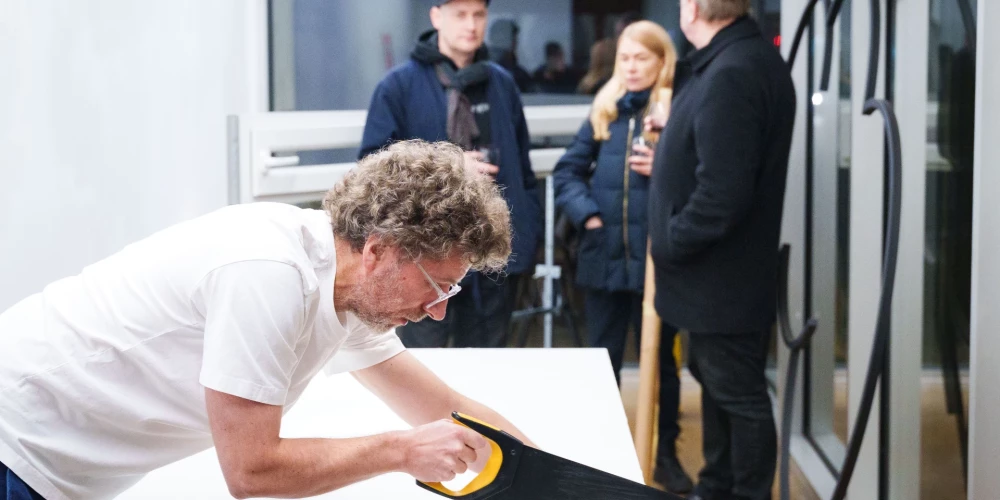 Mākslinieka Kriša Salmaņa performance galerijā AALMA