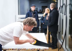 FOTO: mākslinieka Kriša Salmaņa performance galerijā AALMA