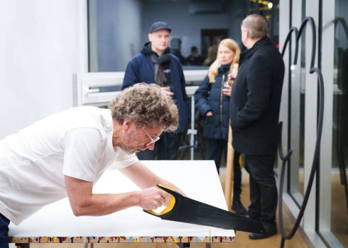 Mākslinieka Kriša Salmaņa performance galerijā AALMA
