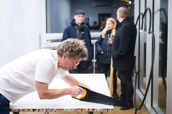 Mākslinieka Kriša Salmaņa performance galerijā AALMA