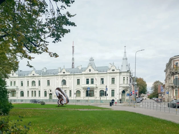 Liepājas domes Izglītības, kultūras un sporta komiteja un Finanšu komiteja pagājušajā nedēļā nobalsoja pret starptautiskā konkursā izraudzīta vides objekta - spīdīga peldriņķa ar vienradža galvu - izvietošanu Graudu ielas un Kūrmājas prospekta krustojumā.