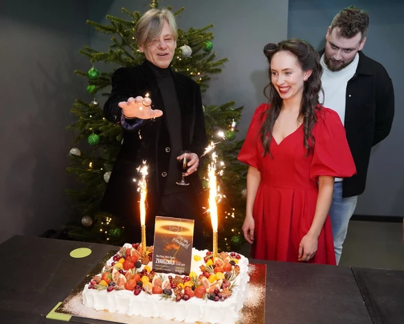 Režisors Dž. Dž. Džilindžers ar izrādes aktieriem -  Tatjanu Gurēviču un Dmitriju Jegorovu.