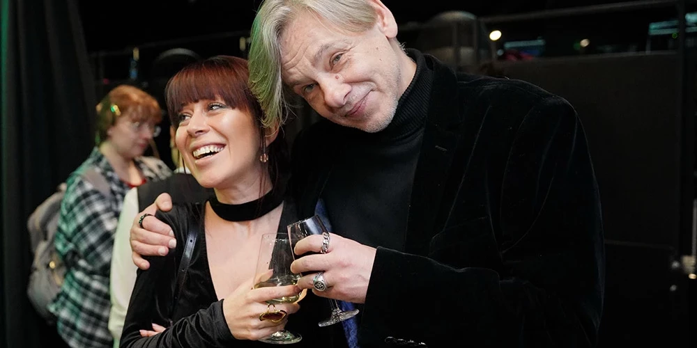 Izskanējušas aizdomas par režisora attiecībām ar aktrisi Lindu Kalniņu, taču Džilindžers šīs baumas nosaucis par nepatiesām.