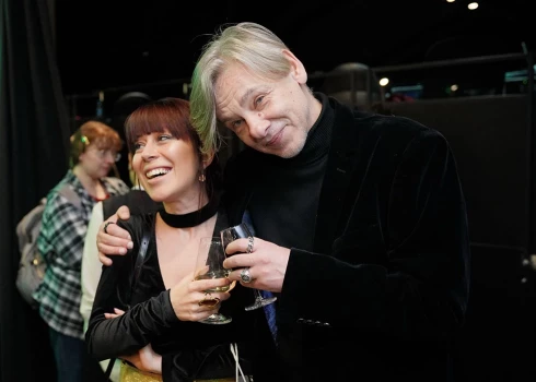 Izskanējušas aizdomas par režisora attiecībām ar aktrisi Lindu Kalniņu, taču Džilindžers šīs baumas nosaucis par nepatiesām.