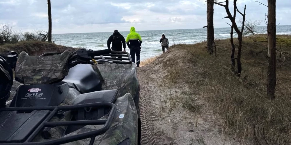 Полицейские задержали литовского мотоциклиста, который не только проехал через охраняемые дюны в природном парке Папе, но и не смог предъявить водительское удостоверение.