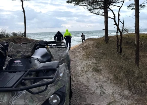 Полицейские задержали литовского мотоциклиста, который не только проехал через охраняемые дюны в природном парке Папе, но и не смог предъявить водительское удостоверение.