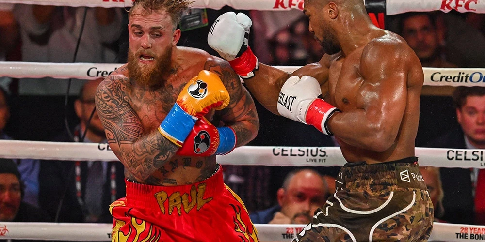 Bijušais pasaules čempions smagsvaros 36 gadus vecais Džošua (pa labi) karjerā uzvarējis 29 no 33 cīņām.