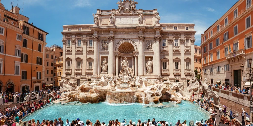 Ежедневно фонтан Треви посещают десятки тысяч человек, а в высокий сезон - еще больше.
