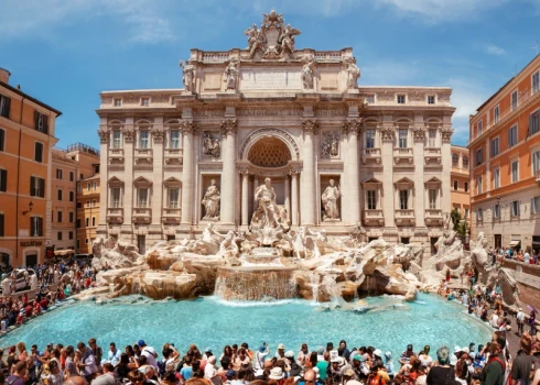 Ежедневно фонтан Треви посещают десятки тысяч человек, а в высокий сезон - еще больше.