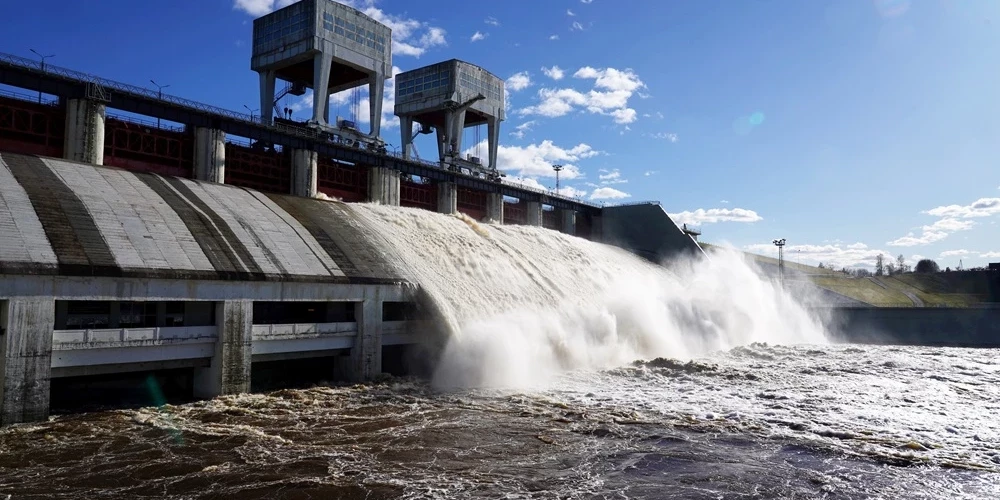 Сброс воды на Плявиньской ГЭС.