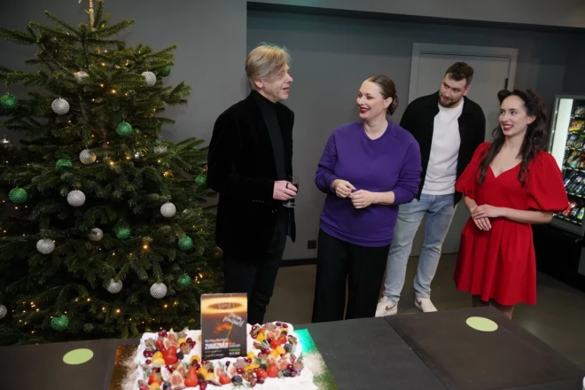 Режиссер Дж. Дж. Джилинджер, руководитель театра Дана Бйорк и актеры Татьяна Гуревич и Дмитрий Егоров.