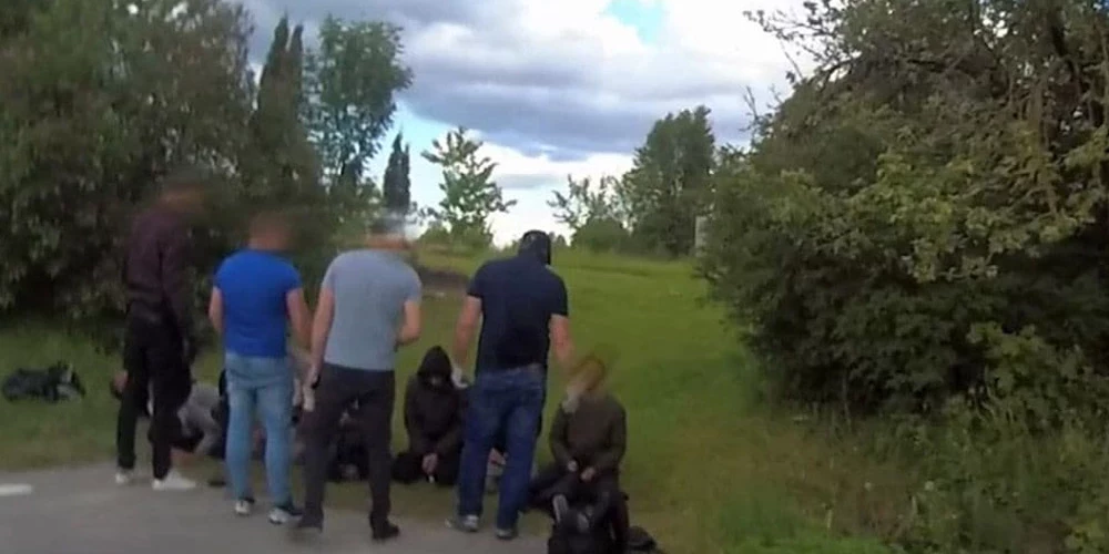 3. jūnijā Valsts policijas Latgales reģiona pārvaldes Ziemeļlatgales iecirkņa Reagēšanas nodaļas 2. grupas amatpersonas sadarbībā ar Valsts robežsardzes amatpersonām pēc pakaļdzīšanās Rēzeknes novada Dricānu pagastā apturēja automašīnu, kurā atradās seši robežpārkāpēji un viens pārvadātājs.