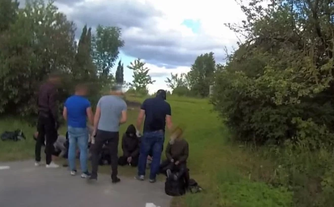 3. jūnijā Valsts policijas Latgales reģiona pārvaldes Ziemeļlatgales iecirkņa Reagēšanas nodaļas 2. grupas amatpersonas sadarbībā ar Valsts robežsardzes amatpersonām pēc pakaļdzīšanās Rēzeknes novada Dricānu pagastā apturēja automašīnu, kurā atradās seši robežpārkāpēji un viens pārvadātājs.