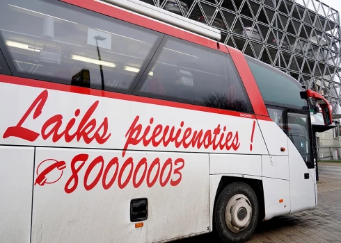 Valsts asinsdonoru centrs uzsver, ka pacientu ārstēšana turpinās arī svētkos, un tieši šajā laikā asins krājumi ir īpaši svarīgi.