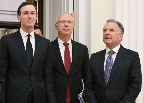 Trampa znots Džareds Kušners, Kirils Dmitrijevs un Stīvs Vitkofs.