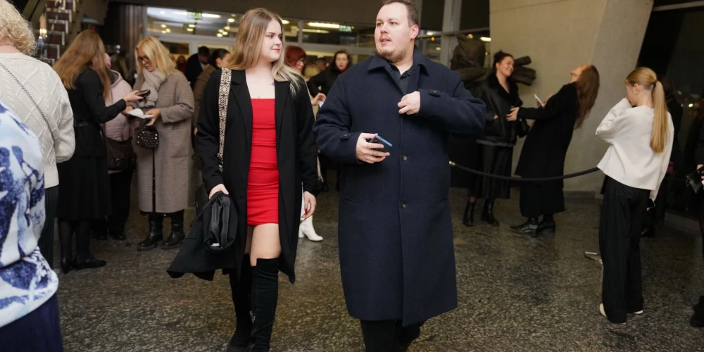 Svētku laikā Dailes teātris sagatavojis īpašu Ziemassvētku koncertu "Pēkšņi gaismā". Dailes 10. studijas jaunie aktieri kopā ar grupu "Sudden Lights" koncertā stāsta, ko viņiem nozīmē Ziemassvētki un kā mums visiem tikt pie neatkārtojamās, baltās un siltās svētku sajūtas.