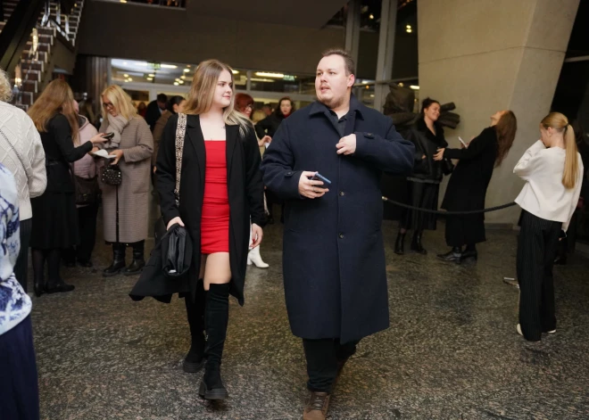 Svētku laikā Dailes teātris sagatavojis īpašu Ziemassvētku koncertu "Pēkšņi gaismā". Dailes 10. studijas jaunie aktieri kopā ar grupu "Sudden Lights" koncertā stāsta, ko viņiem nozīmē Ziemassvētki un kā mums visiem tikt pie neatkārtojamās, baltās un siltās svētku sajūtas.