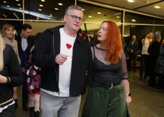 FOTO: skatītāji ierodas Dailes teātrī uz Ziemassvētku koncerta "Pēkšņi gaismā" pirmizrādi