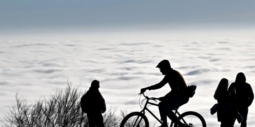 Nedēļas pēdējā dienā starp mākoņiem var parādīties saule.