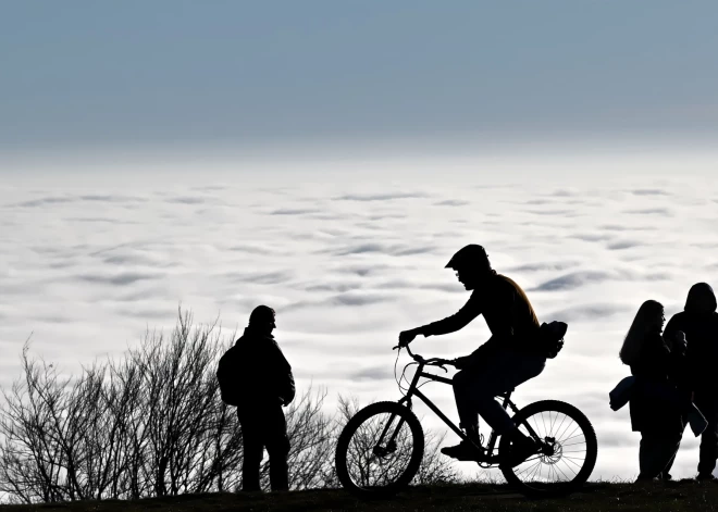 Vietām gaidāms lietus un brāzmains vējš; saglabāsies silts laiks. Laika prognoze svētdienai