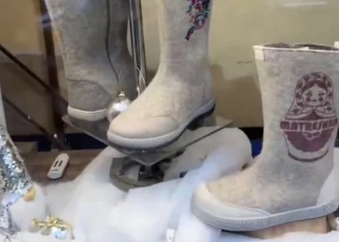 Популярный латвийский телеведущий увидел в витрине магазина в Риге нечто возмутительное