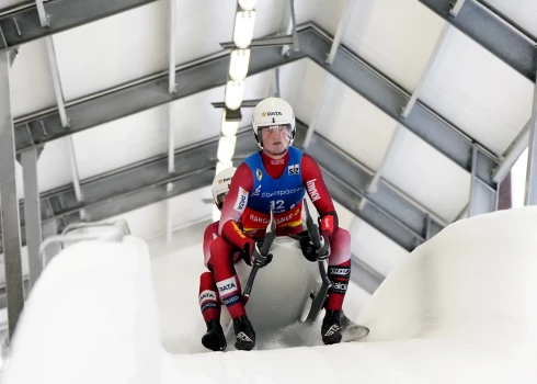 Latvijas kamaniņu sporta divnieku ekipāža Mārtiņš Bots/Roberts Plūme Leikplesidas trasē ASV izcīnīja otro vietu.