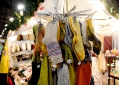 Dāvanas ar dvēseli: Centrāltirgū atvērts Ziemassvētku tirdziņš, kurā savus rokdarbus piedāvā seniori