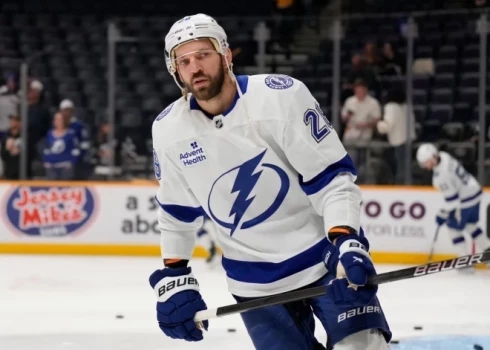 Zemgus Girgensona pārstāvētā Tampabejas "Lightning" mājās ar 6:4 pārspēja Karolīnas "Hurricanes".
