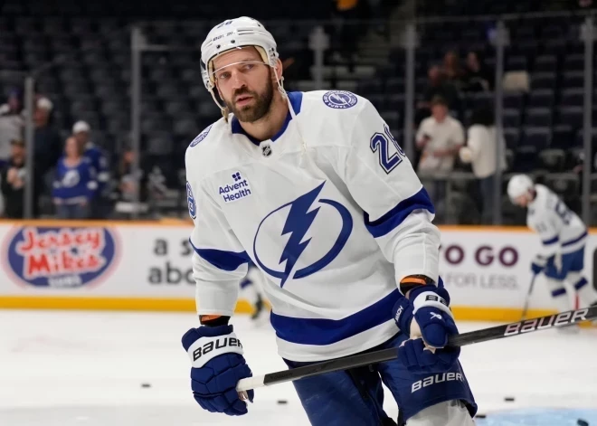Latvieši NHL: Merzļikins, Balinskis un Šilovs cieš zaudējumus; Girgensona "Lightning" izcīna uzvaru
