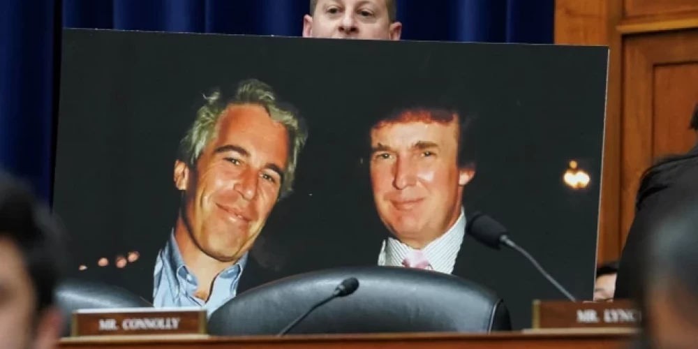  Failu vidū bija attēls, kurā Epstīns iemūžināts kopā ar savu partneri Gislēnu Maksvelu, ASV prezidentu Donaldu Trampu un viņa sievu Melāniju.