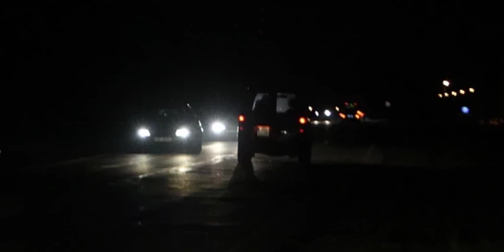 Kuldīgas novada Kurmāles pagastā "BMW" vadītājs nāvējoši notrieca gājēju, kurš atradās uz ceļa braucamās daļas bez atstarotāja.