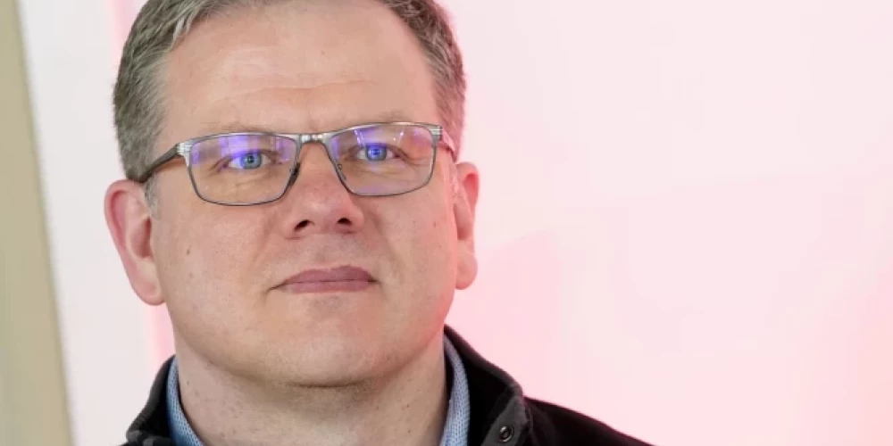 JVLMA docents, komponists Ēriks Ešenvalds septembrī atklātā vēstulē pārmeta augstskolai iespējamus interešu konfliktus un prettiesiskus strukturālus grozījumus.