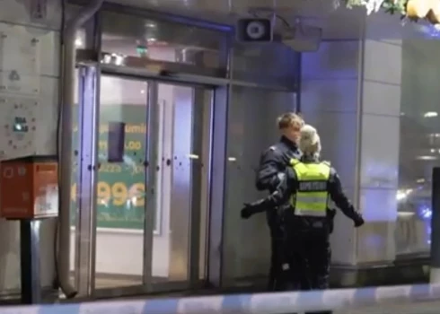 Из торгового центра были эвакуированы люди.