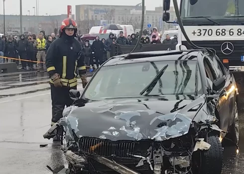 Avārijas brīdī automašīnā atradās trīs jauni vīrieši - 1995. gadā dzimušais auto īpašnieks, 1994. gadā dzimis vīrietis un 20 gadus vecs vīrietis.
